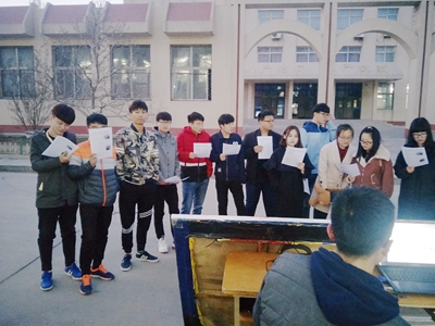 发放雷锋图片资料